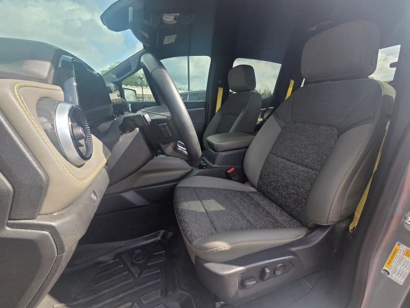 Photo 2 of 2024 Chevrolet Colorado ZR2