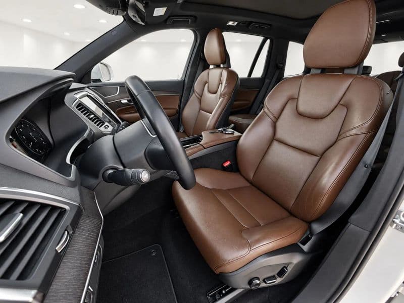 Photo 2 of 2020 Volvo XC90 T6 Momentum Sport Utility 4D
