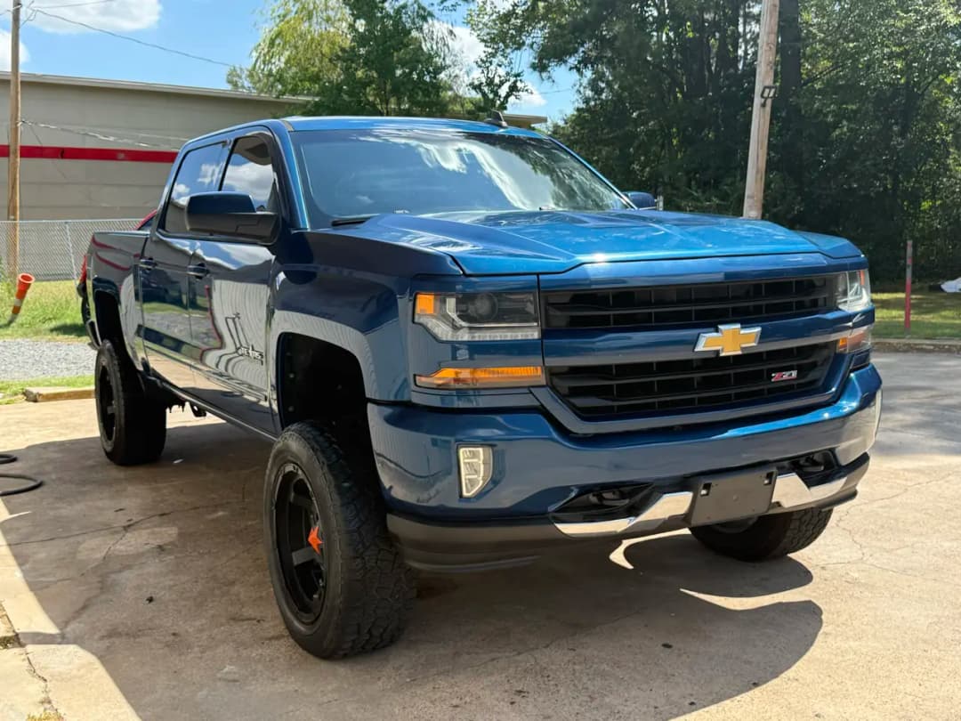 2018 Chevrolet Silverado 1500 LT - Image 3
