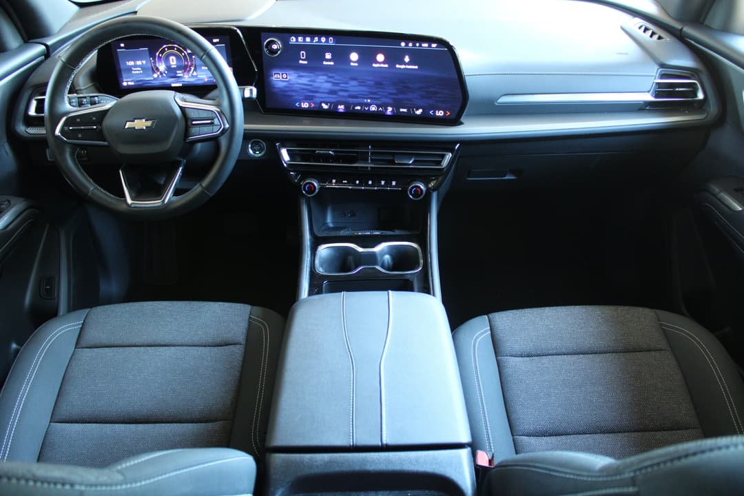 Photo 2 of 2026 Chevrolet Traverse LT