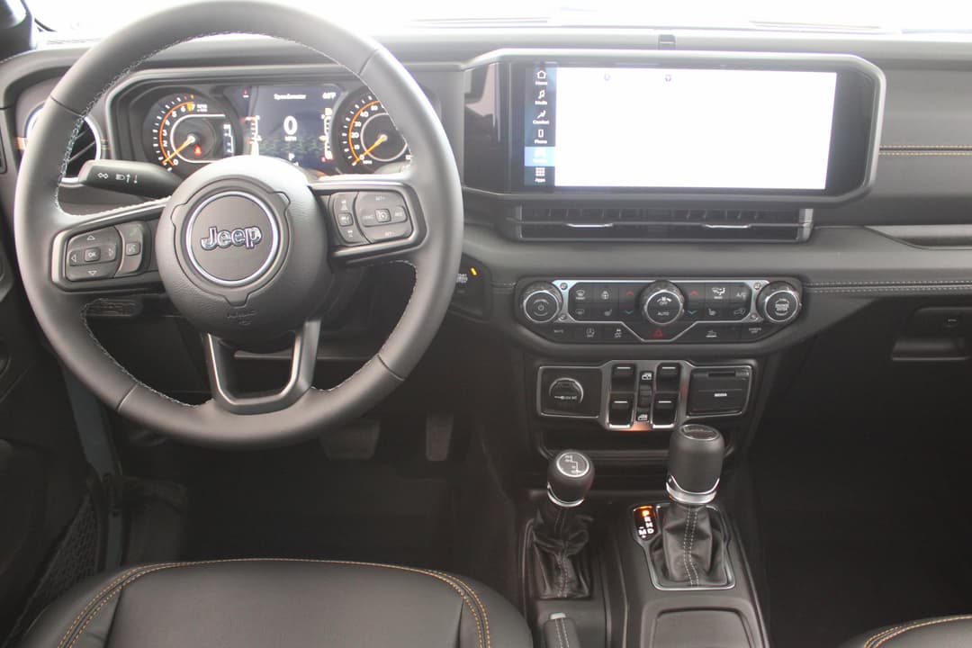 Photo 2 of 2026 Jeep Gladiator Sahara