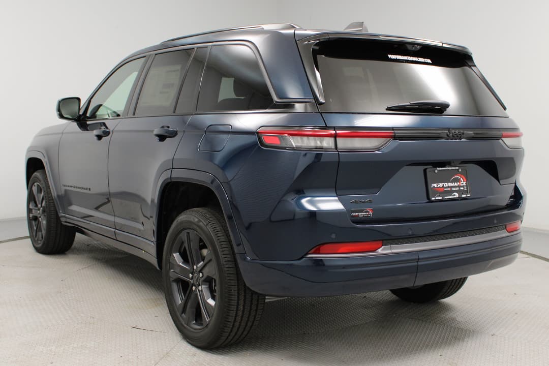 2027 Jeep Grand Cherokee Limited - Image 5