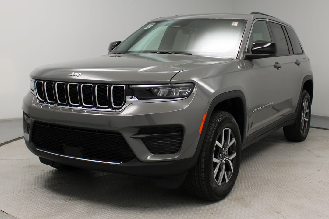 2027 Jeep Grand Cherokee Laredo - Image 2