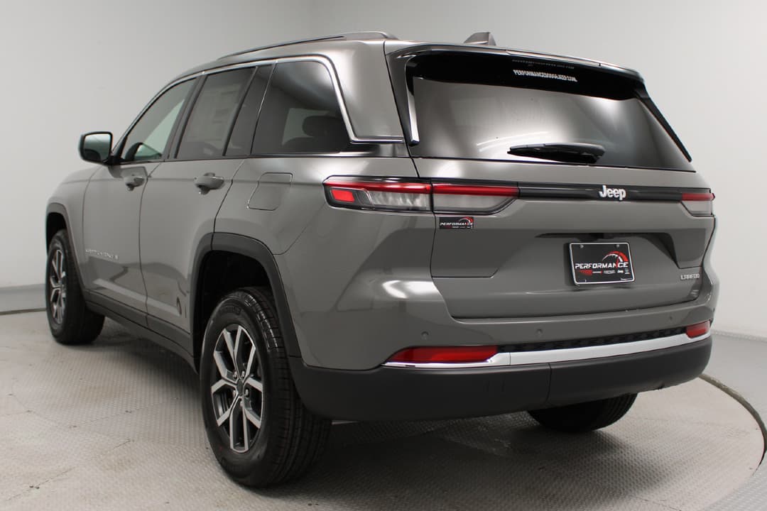 2027 Jeep Grand Cherokee Laredo - Image 5