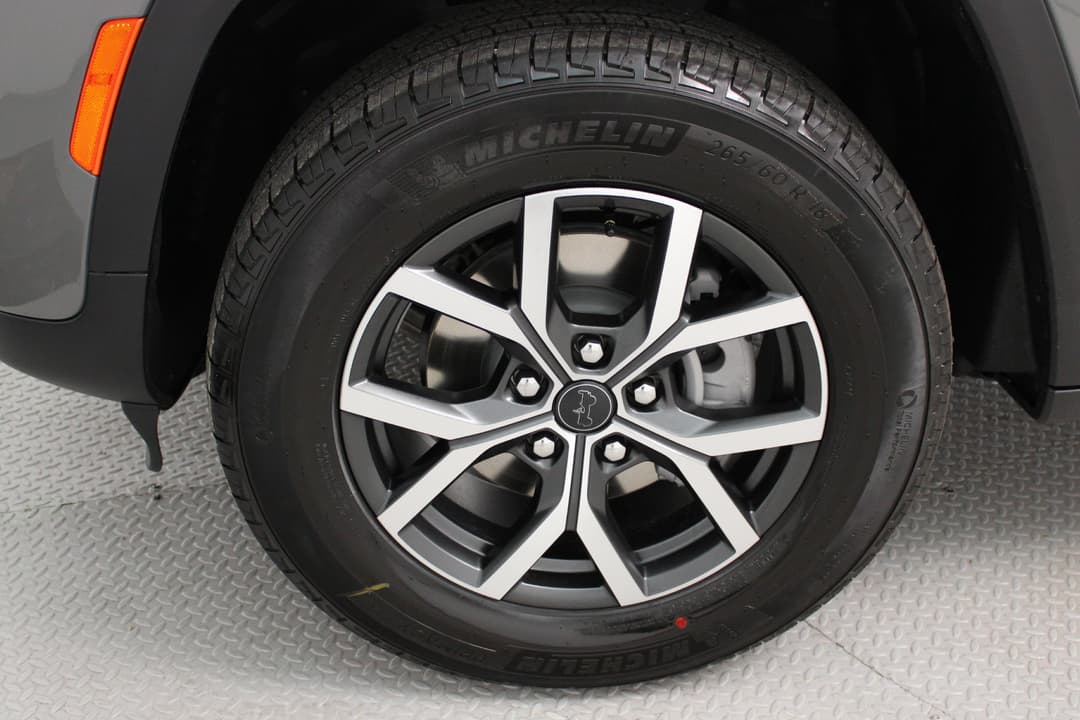 2027 Jeep Grand Cherokee Laredo - Image 4
