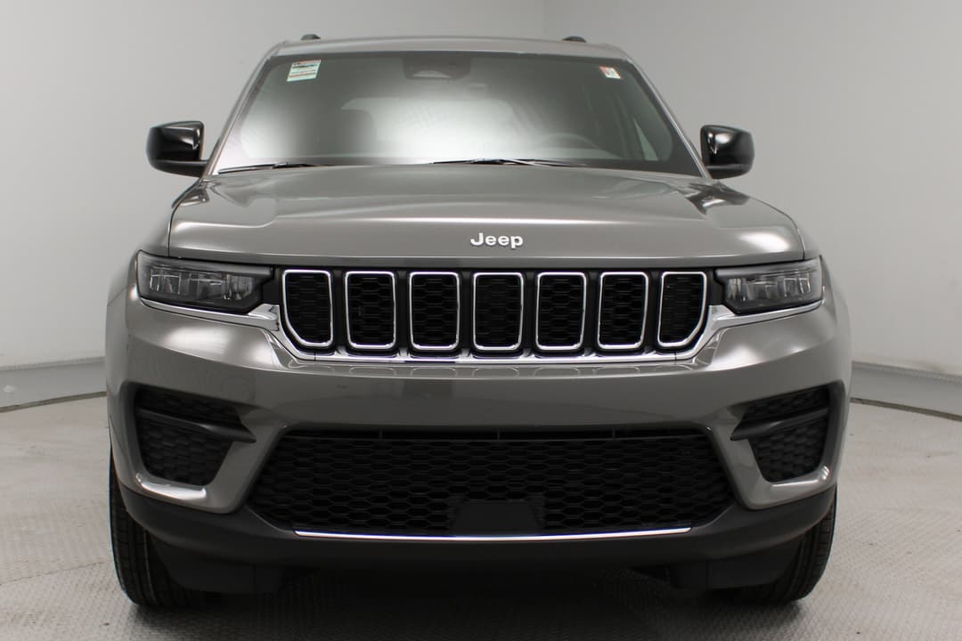 2027 Jeep Grand Cherokee Laredo - Image 3