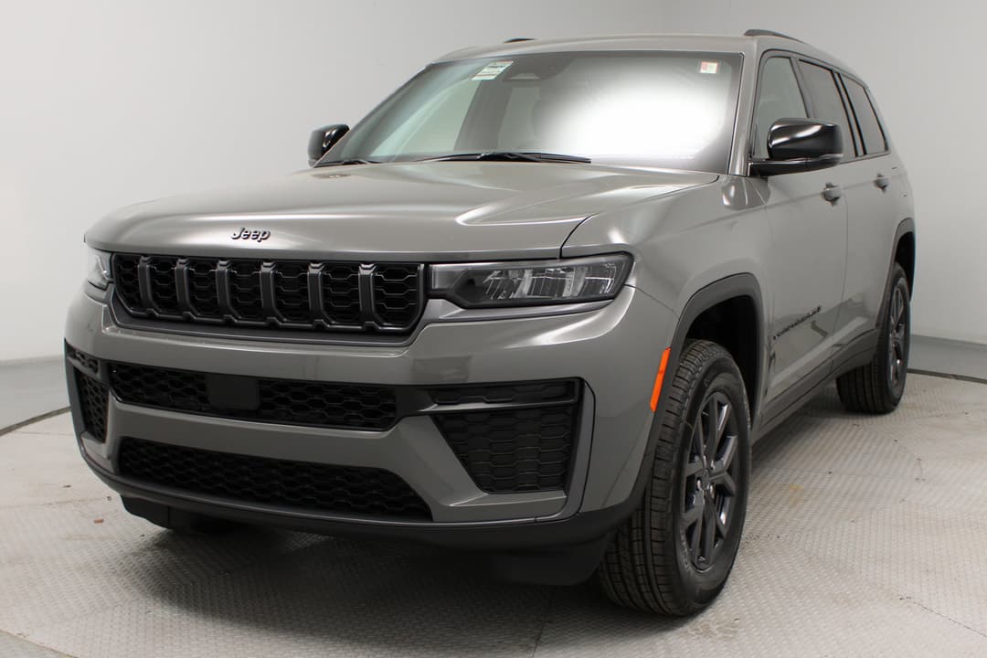 2027 Jeep Grand Cherokee L Altitude - Image 3