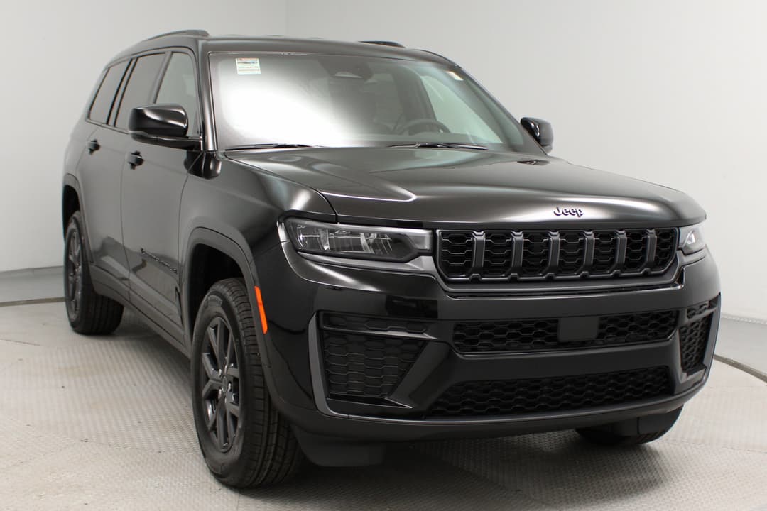 2027 Jeep Grand Cherokee L Altitude - Image 3