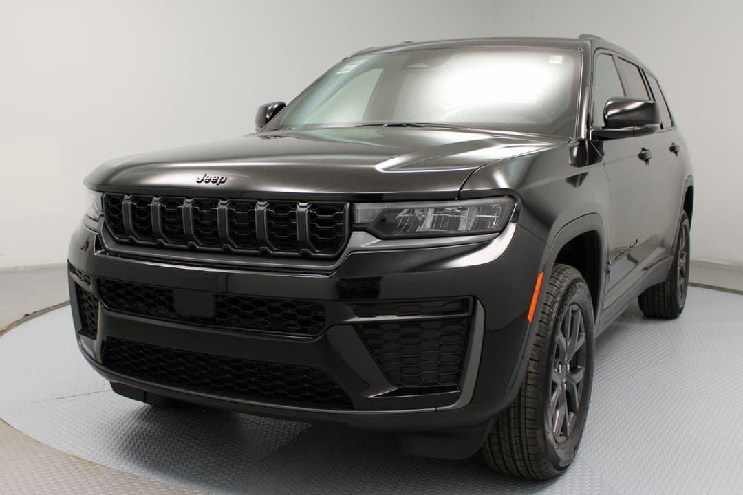 2027 Jeep Grand Cherokee L Altitude - Image 3