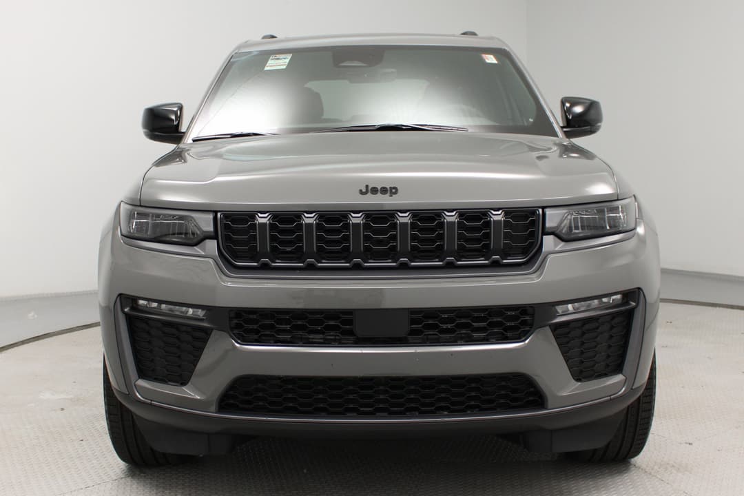 2027 Jeep Grand Cherokee Limited - Image 3