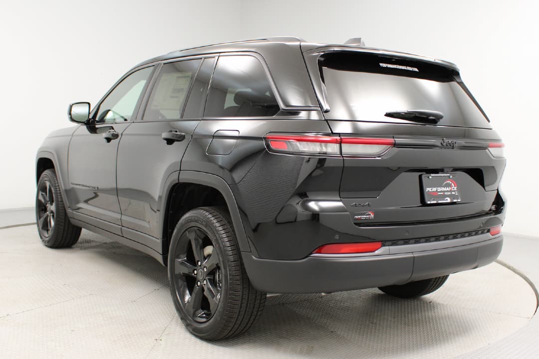 2027 Jeep Grand Cherokee Limited - Image 5
