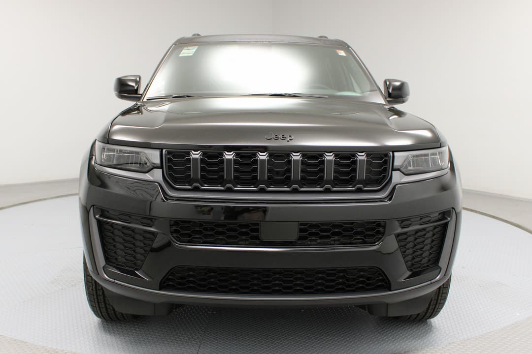 Photo 2 of 2027 Jeep Grand Cherokee L Altitude